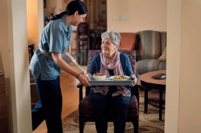 imgi_15_female-care-worker-uniform-bringing-meal-tray-senior-woman-sitting-lounge-home_1356031-17864